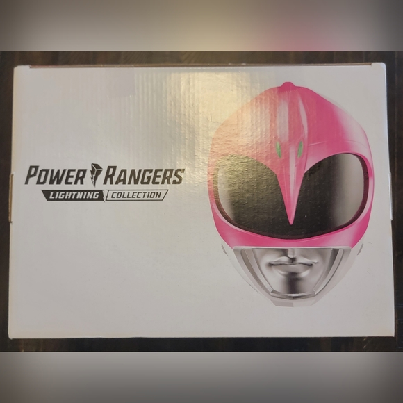 Power Rangers Lightning Collection Premium Replica Helmet with Display Stand - Picture 4 of 9